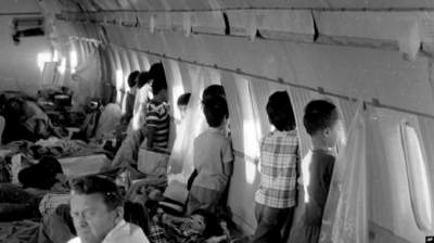 Trên một chuyến bay của chương trình Operation Babylift, 1975. (AP Photo/File)