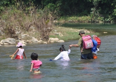 Tại xã Vĩnh Ô, hàng chục em nhỏ người Vân Kiều phải tự băng đèo, vượt suối để đến trường.